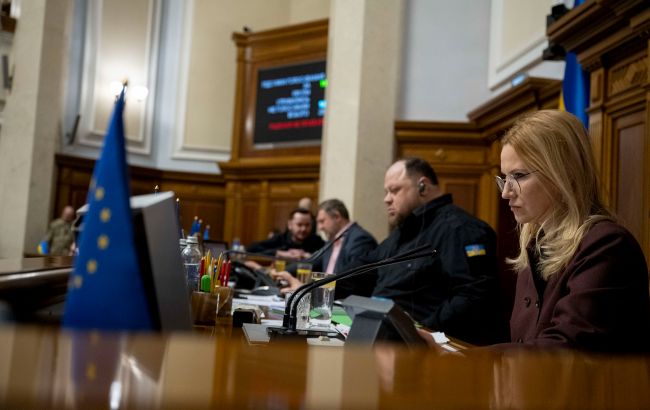 _rada_kondratyuk_olena_stefanchuk_ruslan_golosuvannya_2025_r___gettyimages_2197731124_9354b2ceeab107bd9a7b68f8ab18bd35_650x410