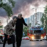 Літня пара після атаки на Київ. Фото: dsns_telegram