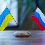 Флаги России и Украины.